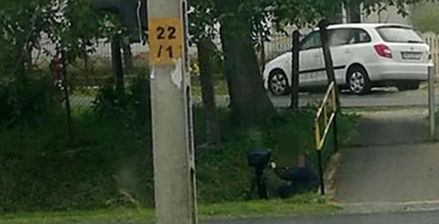 Árokból trafipaxozott a rendőr